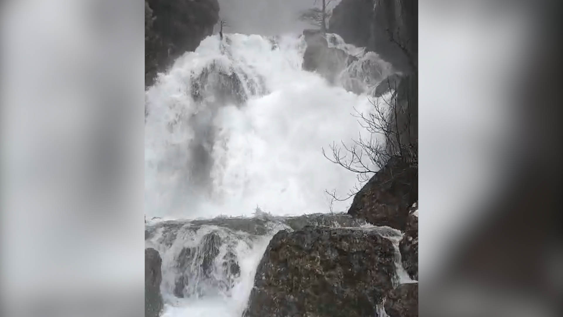 Primer reventón del río Mundo en 2026. Plano del vídeo de Zafiro Lagunazo