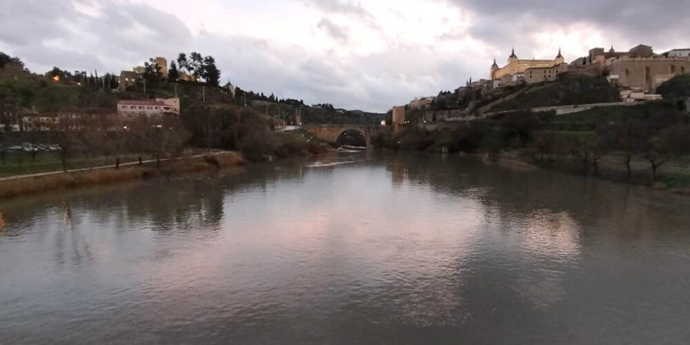 Crecida del Tajo en Toledo este viernes.