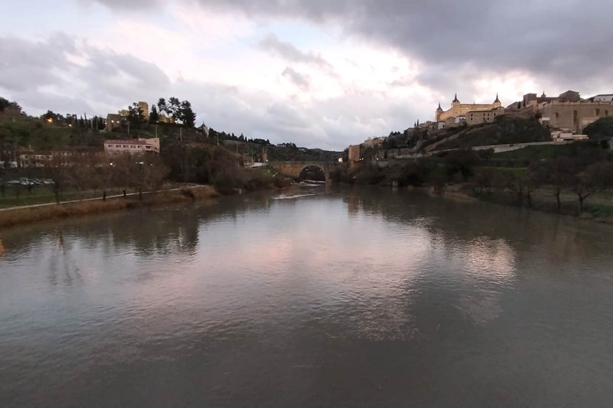 Crecida del Tajo en Toledo este viernes.