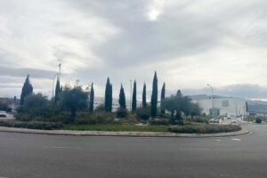Está situada en la confluencia de las calles Río Guadiana, Río Esterilla y la avenida del Río Boladiez.