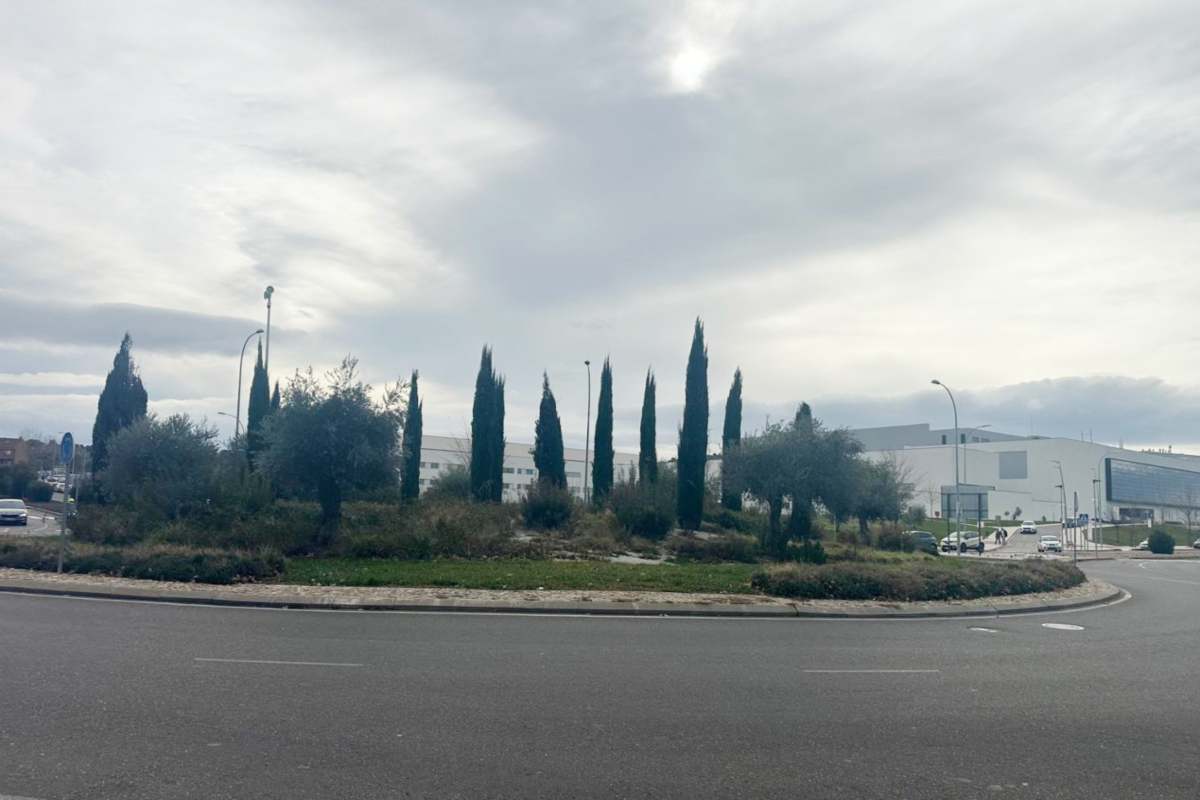 Está situada en la confluencia de las calles Río Guadiana, Río Esterilla y la avenida del Río Boladiez.