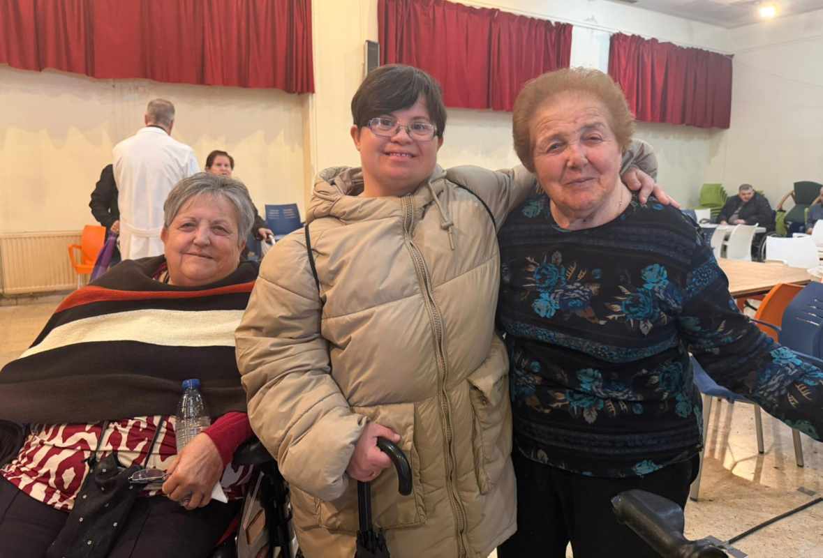 Mayores y personas de Down Toledo se hacen compañía en la RSA San José de Toledo.