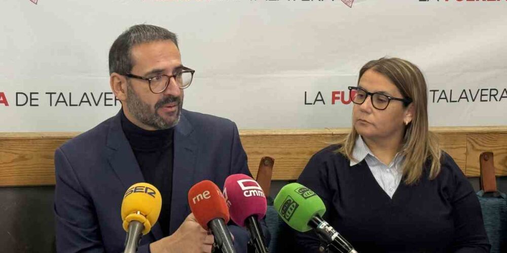 El secretario de Organización del PSOE de CLM, Sergio Gutiérrez, y la secretaria general del PSOE de Talavera, Tita García Élez.