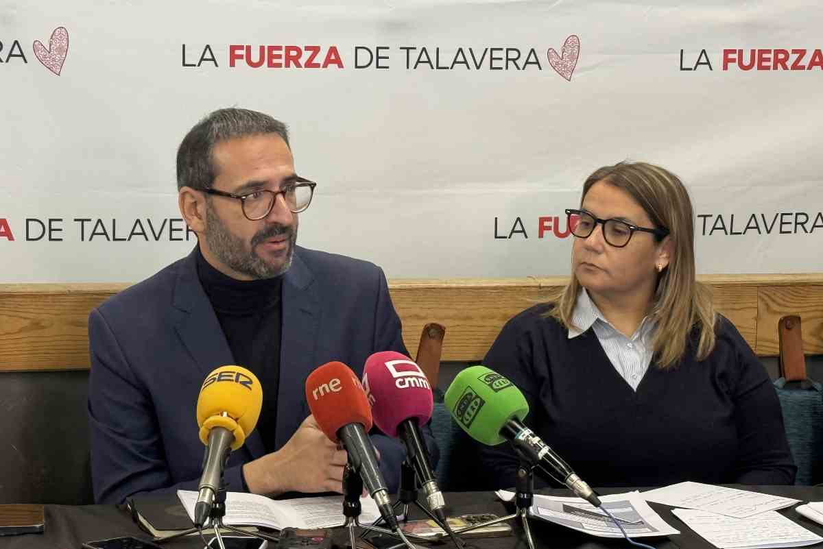 El secretario de Organización del PSOE de CLM, Sergio Gutiérrez, y la secretaria general del PSOE de Talavera, Tita García Élez.