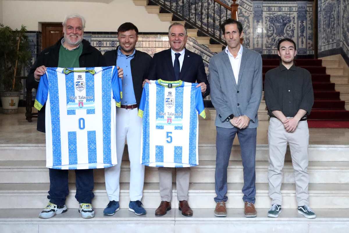 Recibimiento del alcalde José Julián Gregorio al equipo japonés FS Barroso