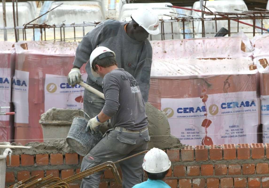Dos trabajadores, en plena faena.