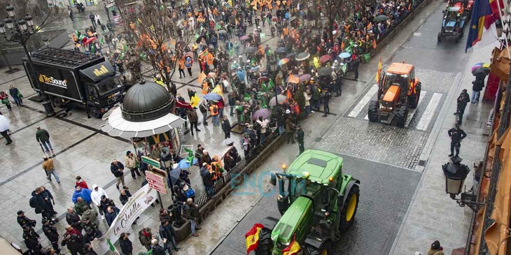 La tractorada a su llegada a la Plaza de Zocodover. Foto: Rebeca Arango.