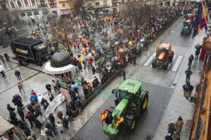 La tractorada a su llegada a la Plaza de Zocodover. Foto: Rebeca Arango.