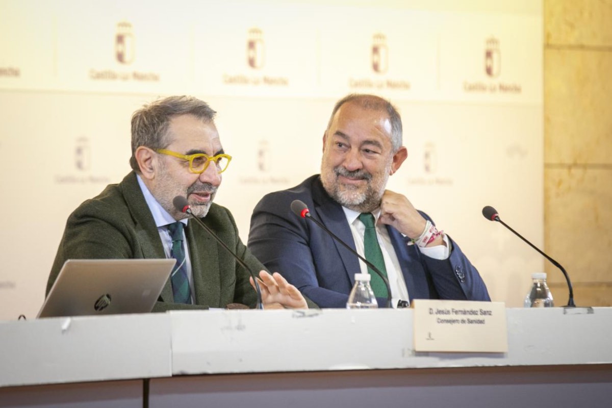 El consejero de Sanidad Jesús Fernández Sanz y el rector Julián Garde