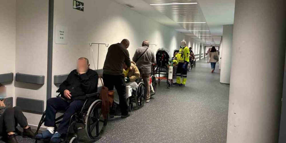 Pacientes en los pasillos del hospital de Toledo, a la espera de ingreso.