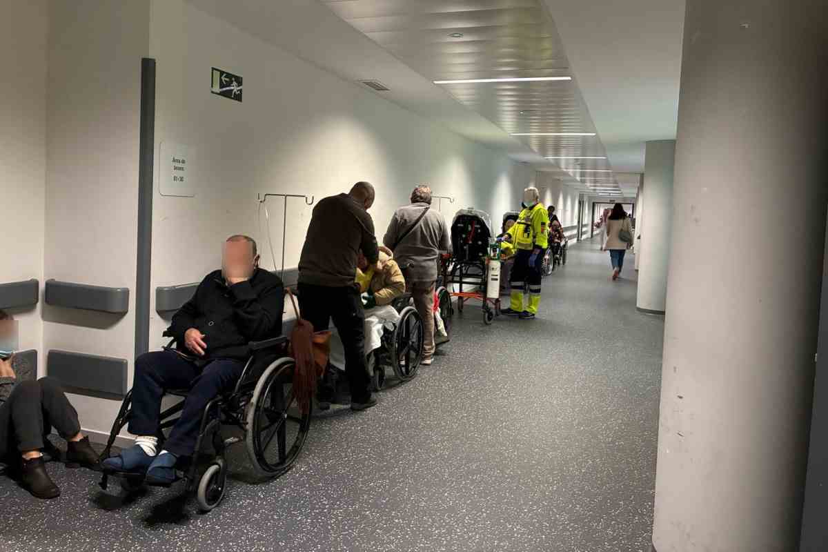 Pacientes en los pasillos del hospital de Toledo, a la espera de ingreso.