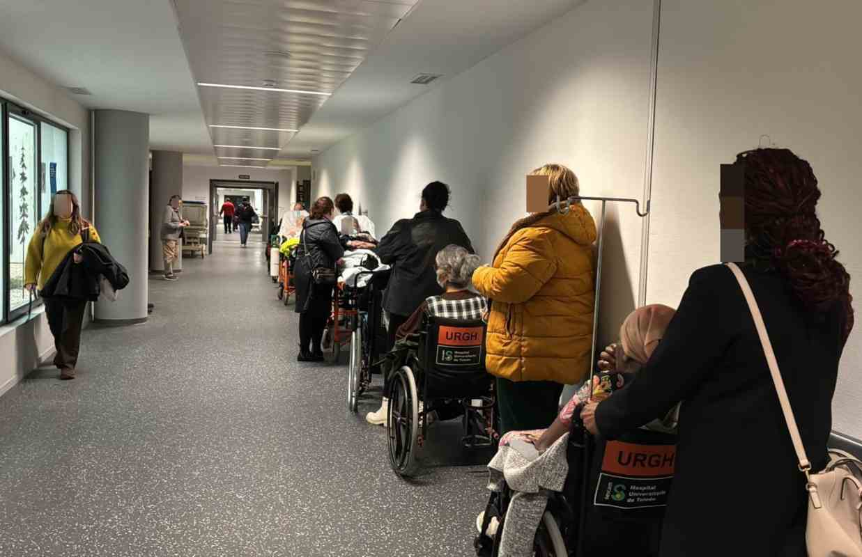 Pacientes en los pasillos del hospital de Toledo, a la espera de ingreso.