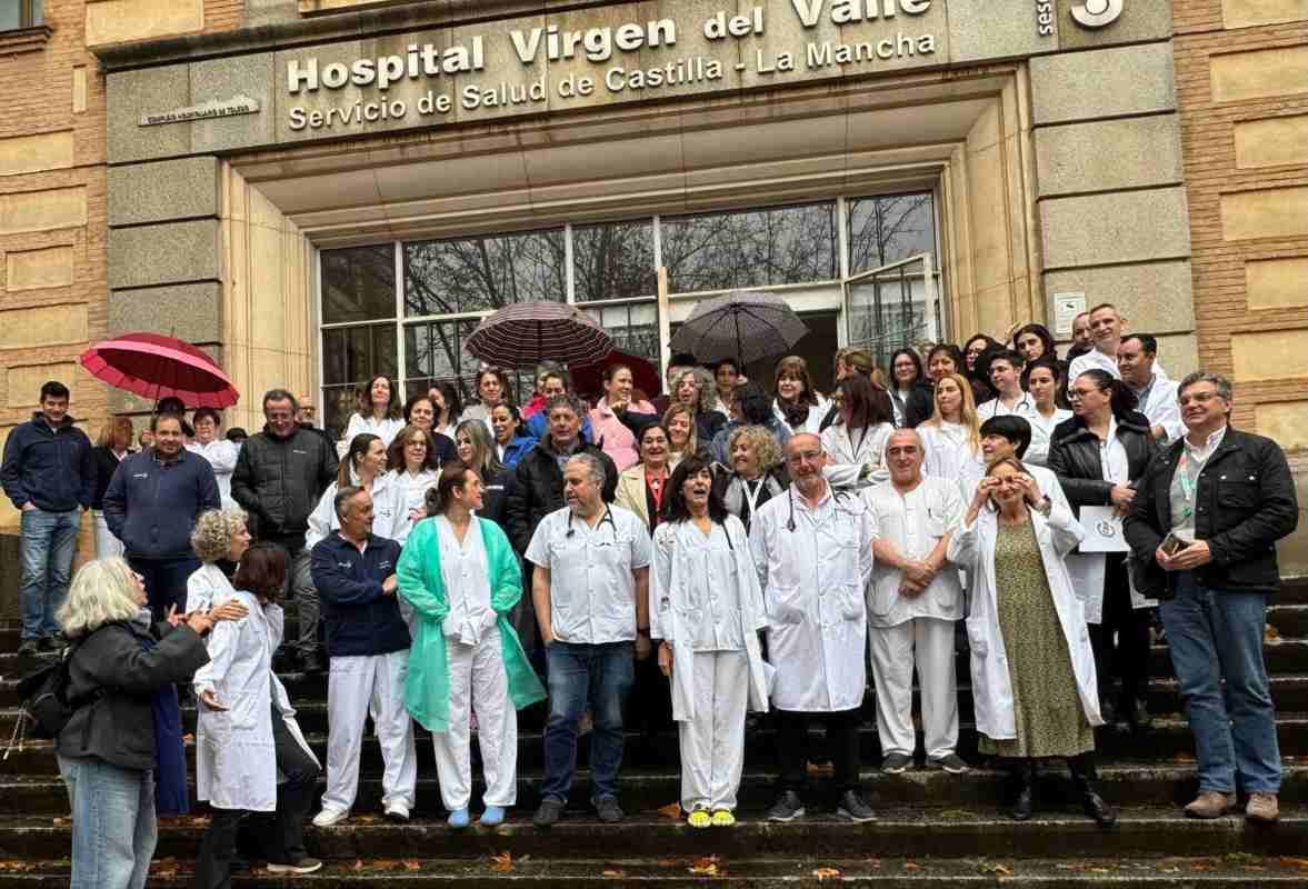 La protesta de la plantilla del hospital Virgen del Valle.