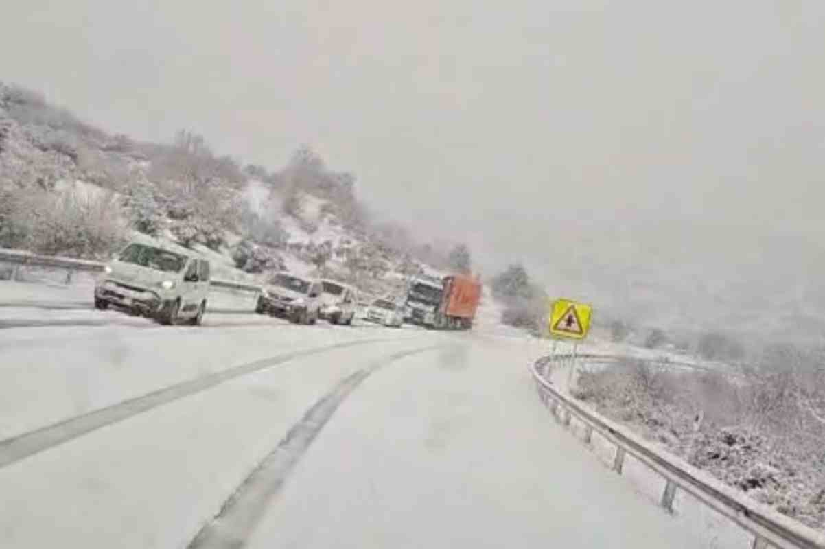 Vehículos atrapados en la N-320, en entre Sacedón y Alcocer, en Guadalajara.
