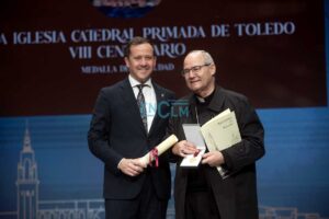 Carlos Velázquez y Francisco Cerro durante el acto de entrega de Honores y Distinciones de la ciudad de Toledo. Foto: Rebeca Arango.