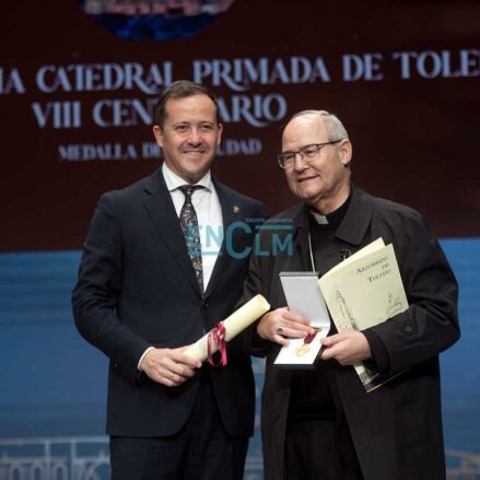 Carlos Velázquez y Francisco Cerro durante el acto de entrega de Honores y Distinciones de la ciudad de Toledo. Foto: Rebeca Arango.