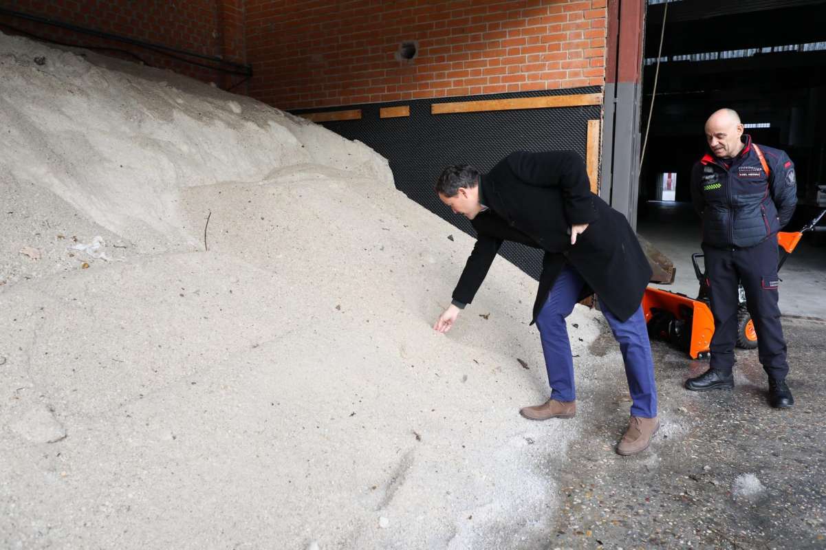 Velázquez ha estado supervisando los equipos para atender posibles incidencias por la nieve.