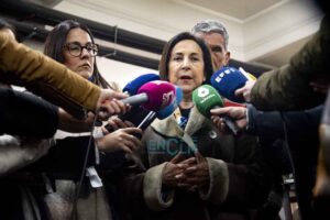 La ministra de Defensa, Margarita Robles, durante una visita al personal ucraniano que se instruye en la Academia de Infantería, en Toledo. Foto: Rebeca Arango/ENCLM