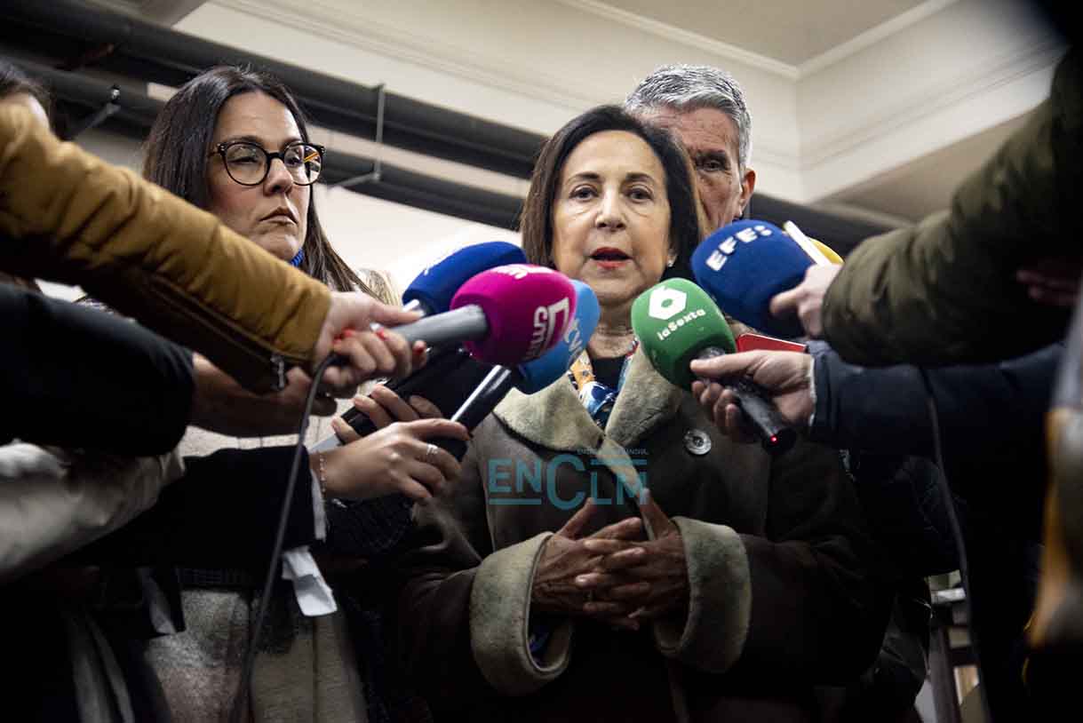 La ministra de Defensa, Margarita Robles, durante una visita al personal ucraniano que se instruye en la Academia de Infantería, en Toledo. Foto: Rebeca Arango/ENCLM