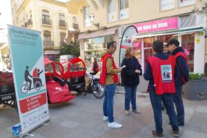 Mesa informativa en Albacete de la ONG 'En Bici Sin Edad'