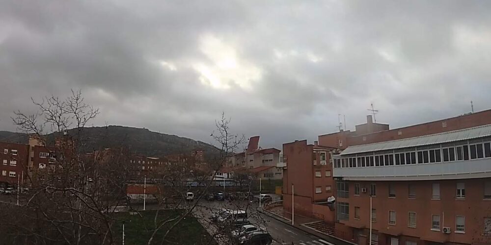 Al fondo, el tejado del centro educativo que ha salido volando - Foto: Francisco García