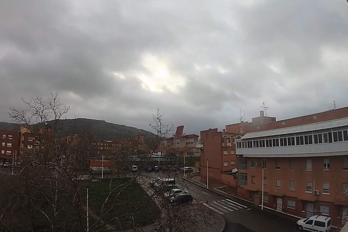Al fondo, el tejado del centro educativo que ha salido volando - Foto: Francisco García