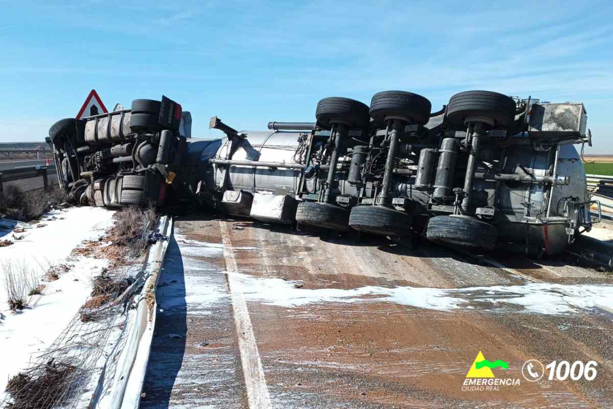 Camión volcado en la autovía
