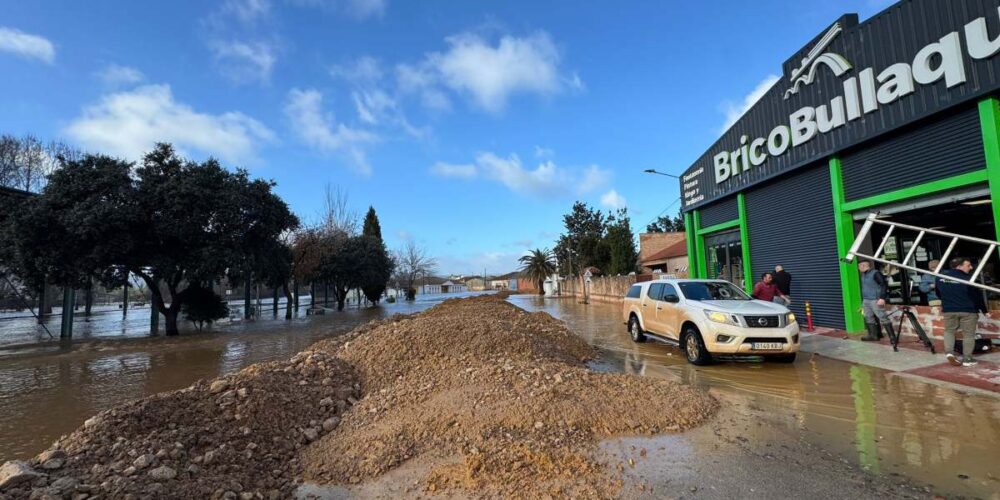Diques levantados para evitar la entrada del agua a negocios y viviendas