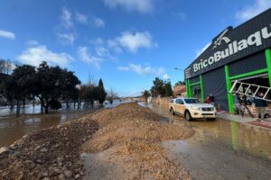 Diques levantados para evitar la entrada del agua a negocios y viviendas
