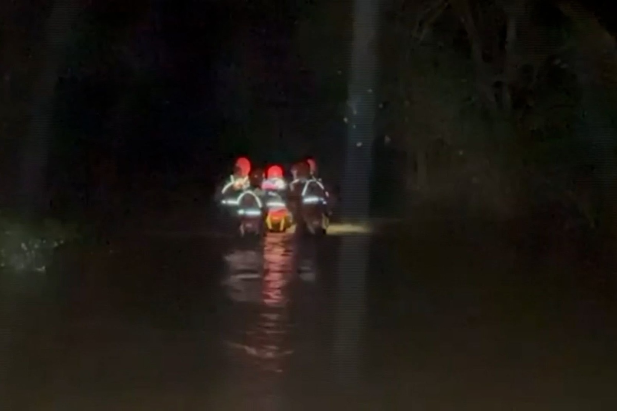 Efectivos de la UME adentrándose en las zonas inundadas por el Bullaque para acceder a la explotación ganadera