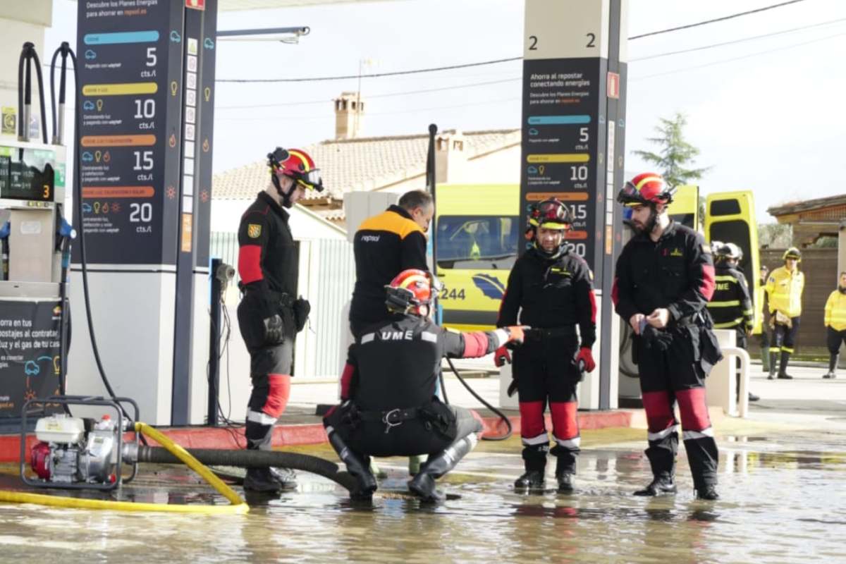 Efectivos de la UME realizando trabajos de achique de agua en establecimientos de El Robledo