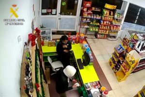 El autor del robo metiendo la mano en la caja registradora