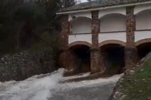 Fragmento del vídeo del Gasset desembalsando agua