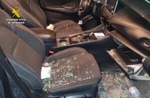 Vehículo tras sufrir robo de objetos en su interior en Almansa. Foto: Guardia Civil