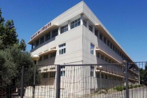 Imagen de la fachada de la Escuela de Ingeniería Industrial de la UCLM en Ciudad Real, donde se imparte el Grado de Matemáticas