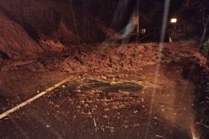 Imagen de los desprendimientos en la salida norte de Fuencaliente