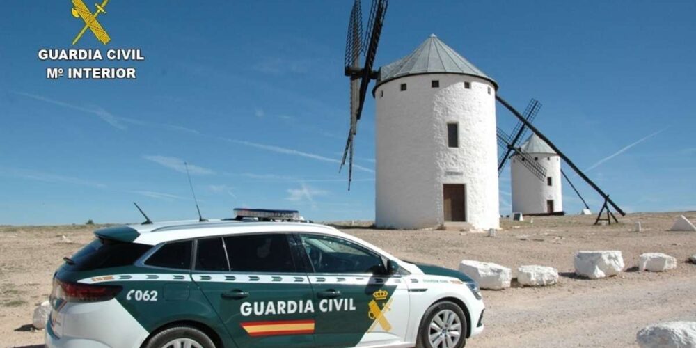 Imagen de un vehículo de la Guardia Civil en la Sierra de los Molinos de Criptana
