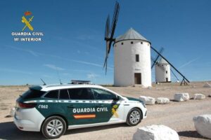 Imagen de un vehículo de la Guardia Civil en la Sierra de los Molinos de Criptana