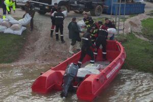 La UME está utilizando embarcaciones para llegar a explotaciones ganaderas y dejar alimento