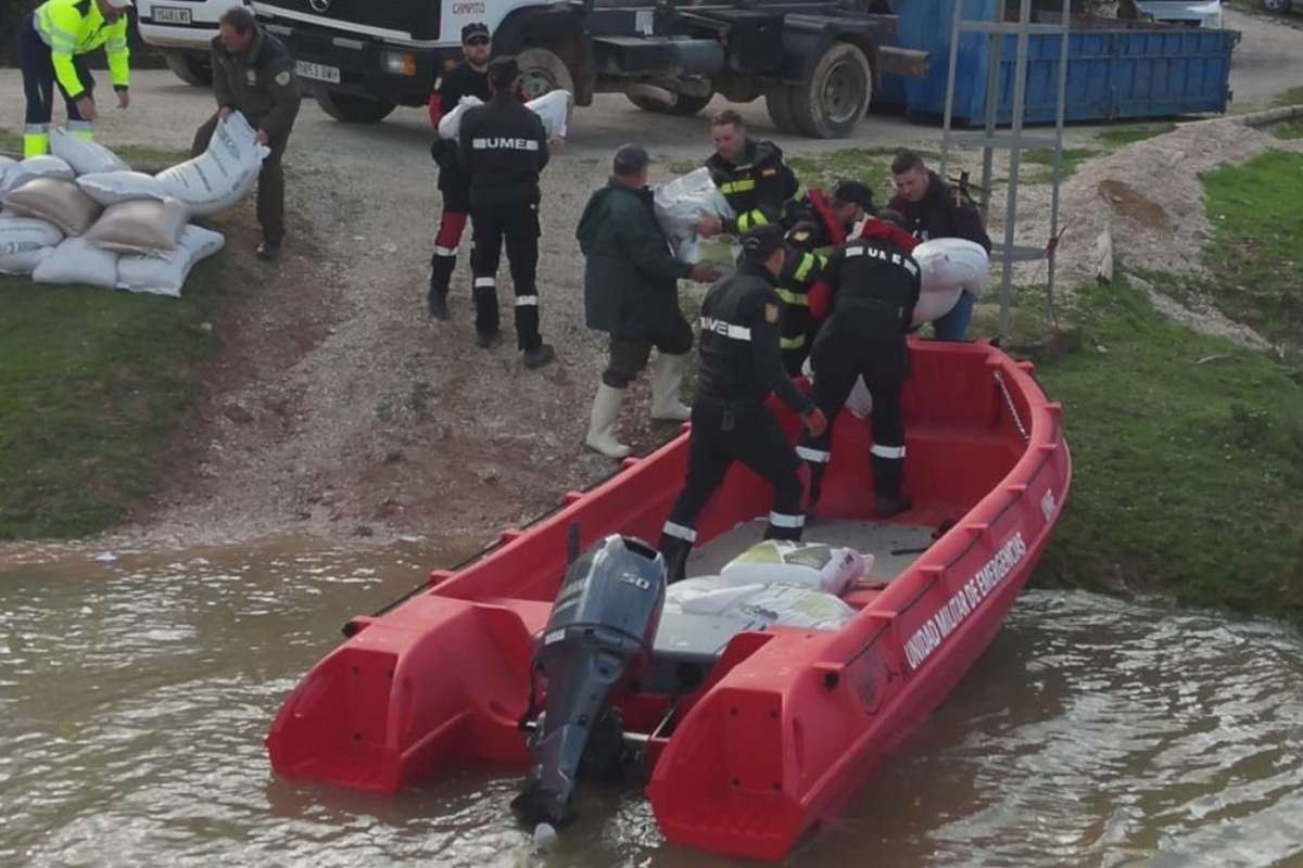 La UME está utilizando embarcaciones para llegar a explotaciones ganaderas y dejar alimento