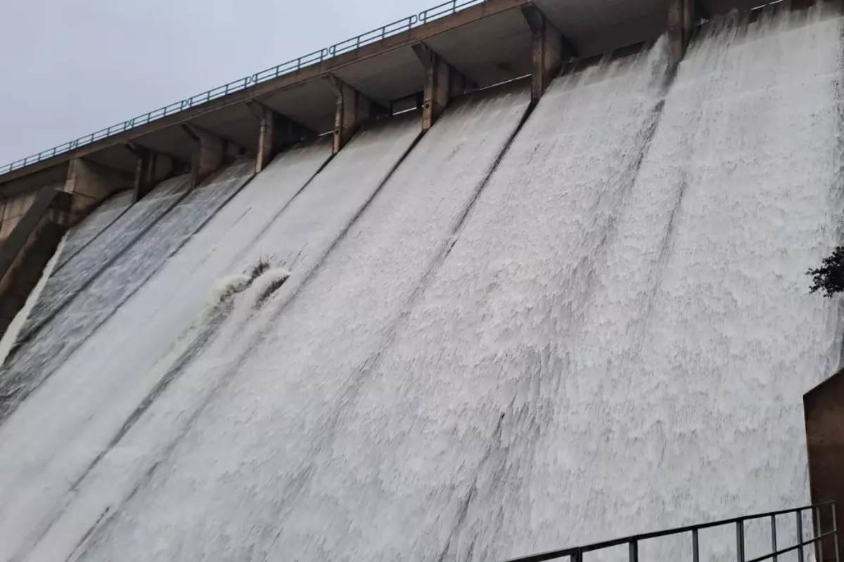 La presa del embalse de la Torre de Abraham aliviando agua