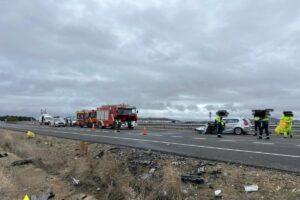 Lugar en el que se produjo el accidente este domingo. En la imagen, el BMW en el que circulaba la conductora kamikaze