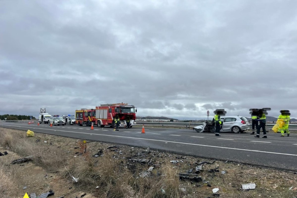 Lugar en el que se produjo el accidente este domingo. En la imagen, el BMW en el que circulaba la conductora kamikaze