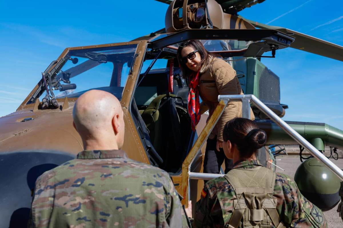 Margarita Robles en su visita a la base de helicópteros de Almagro