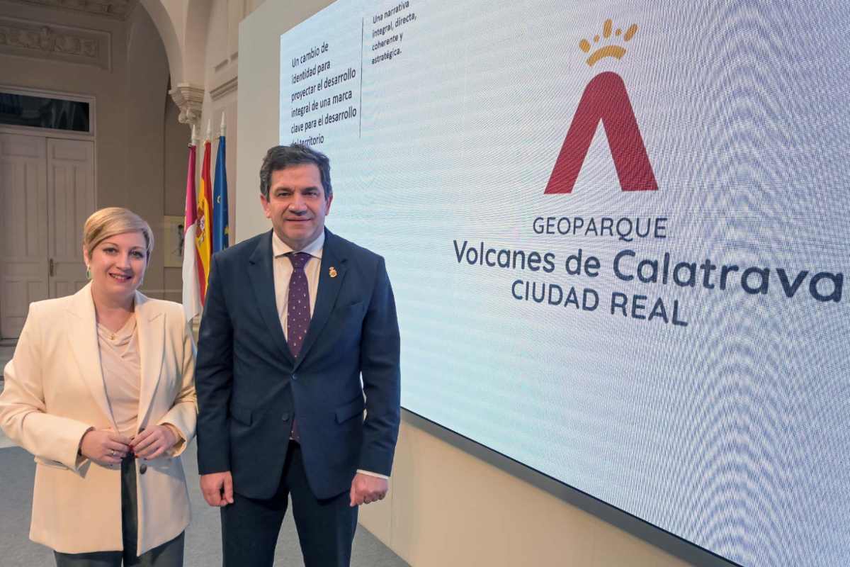Miguel Ángel Valverde y Sonia González junto al nuevo logo