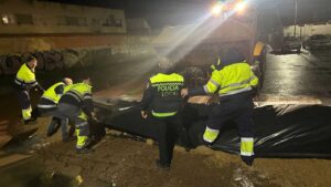 Operarios municipales trabajando en la construcción de diques durante la noche del martes al miércoles