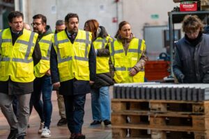 Paco Núñez durante la visita a la empresa Symaga