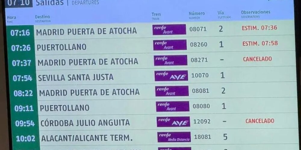 Panel de salidas y llegadas en la estación de tren de Ciudad Real