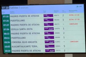 Panel de salidas y llegadas en la estación de tren de Ciudad Real