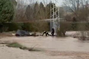 Rescate de la Policía Local a una mujer cuyo vehículo ha sido arrastrado por el agua en Malagón